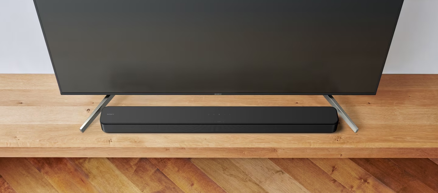 Sony HT-S100F саундбар под телевизором на столешнице, вид спереди