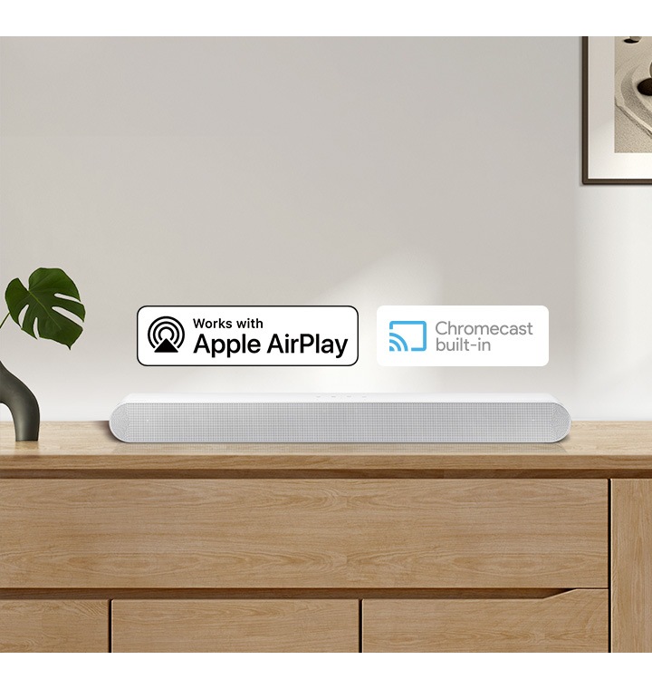 Samsung HW-S61D на полке с логотипами AirPlay и Chromecast — поддерживаемые беспроводные технологии
