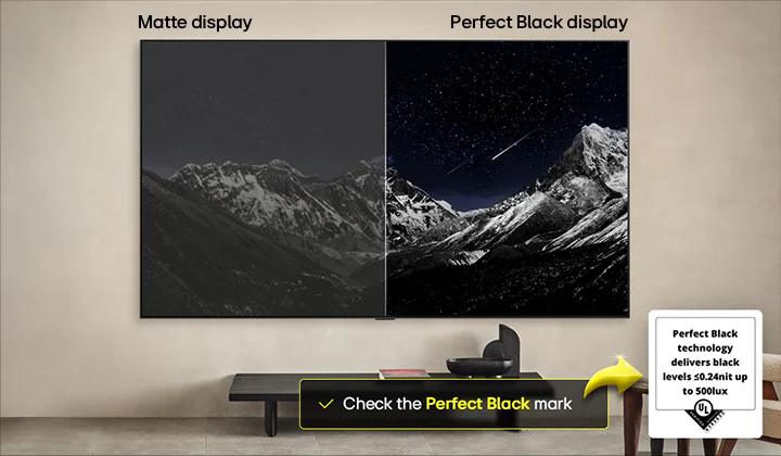 Гостиная с закрепленным на стене LG OLED TV. На телевизоре изображение горного массива на фоне вечернего темного неба со звездами. Изображение разделено пополам: «Матовый дисплей» — затемнённая версия, и «Идеальный черный дисплей» — с полным диапазоном яркости. Сертификат UL: уровень черного не менее 0,24 нит до 500 Лк.