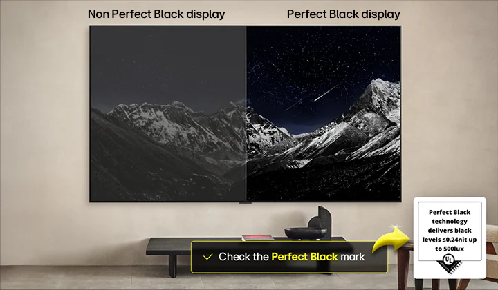 Гостиная с закрепленным на стене LG OLED TV. На телевизоре изображение горного массива на фоне вечернего темного неба со звездами. Изображение разделено пополам. На одной половине — затемненная сероватая версия пейзажа с названием «Неидеальный черный дисплей». На другой — более эстетичная картинка с более широким диапазоном черного и белого. Название — «Идеальный черный дисплей». Также представлен сертификат логотипа: «Технология «Идеальный черный» обеспечивает уровень черного как минимум 0,24 нит до 500 Лк». Рядом облачко с текстом: «Проверьте знак качества «Идеальный черный»».