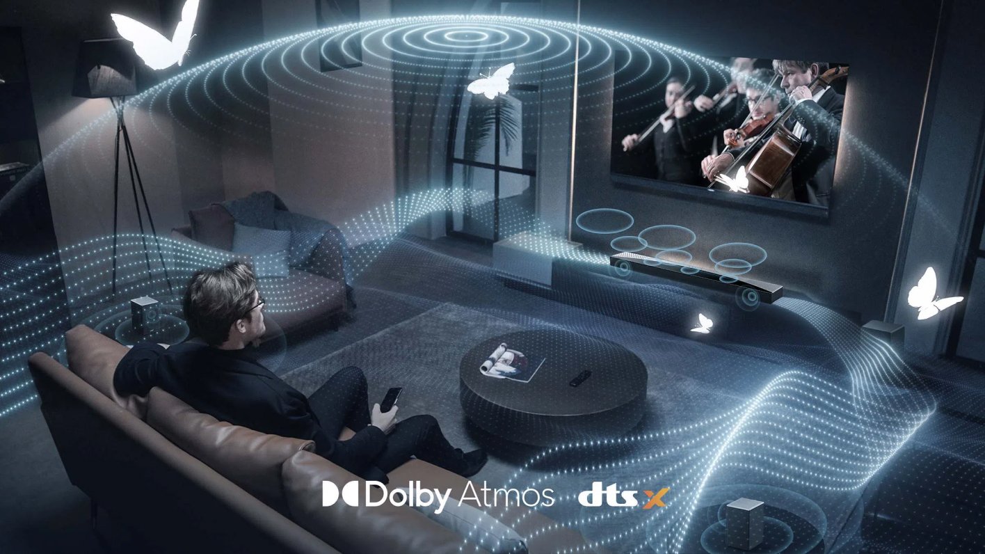 TCL Q85H в гостиной с визуализацией Dolby Atmos и DTS:X — объёмный звук вокруг зрителя