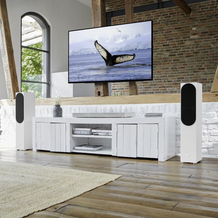 Canton Smart Sounddeck 100 white в интерьере с напольными колонками и телевизором демонстрация звукового решения