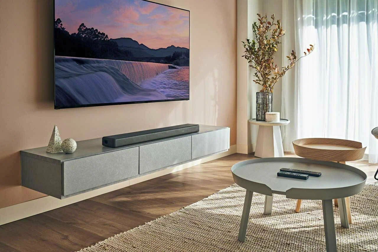 Sony HT-A3000 в интерьере гостиной под телевизором на стене