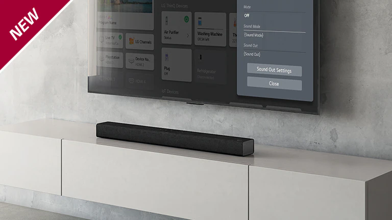 Телевизор LG, закрепленный на стене, на экране которого показан экран настроек саундбара. На полке снизу размещен саундбар LG S60Q. НОВАЯ маркировка показана в верхнем левом углу.