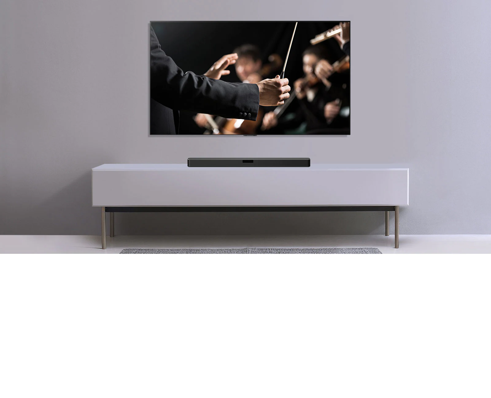 LG SN5Y установлен под телевизором на полке в интерьере домашнего кинотеатра