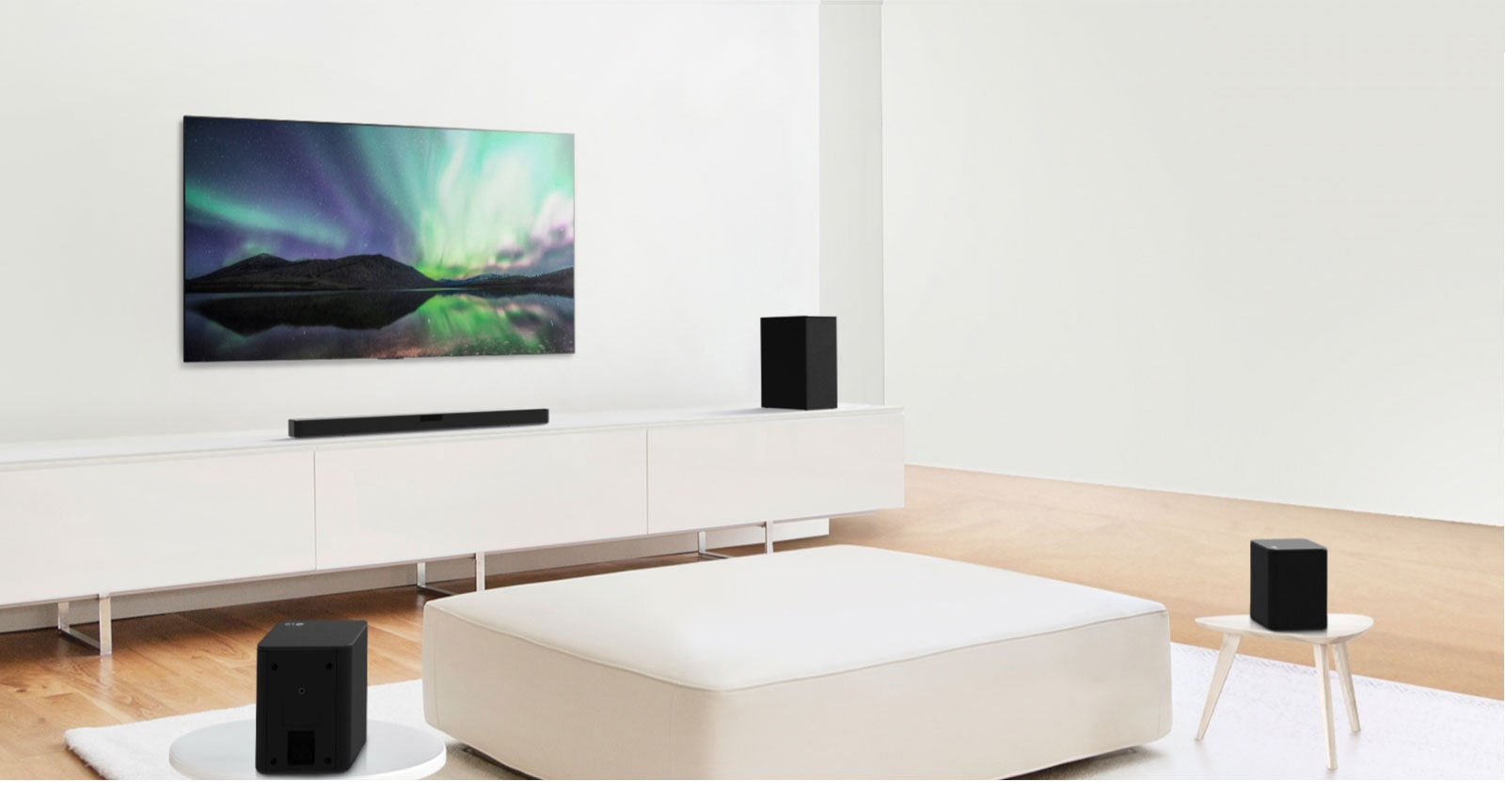 LG SN5Y саундбар и сабвуфер в интерьере домашнего кинотеатра