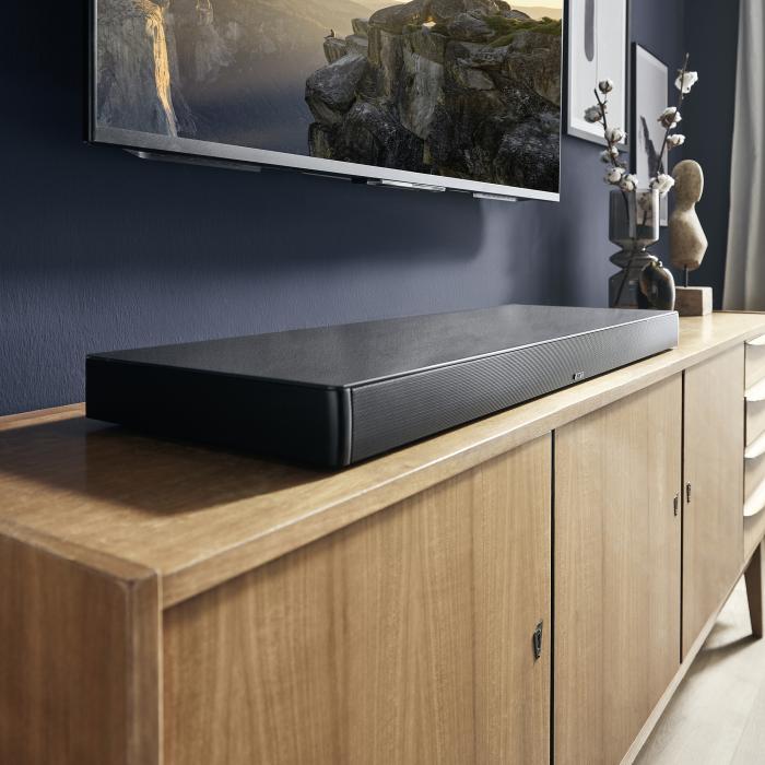 Canton Smart Sounddeck 100 black на тумбе под телевизором — вид спереди в интерьере