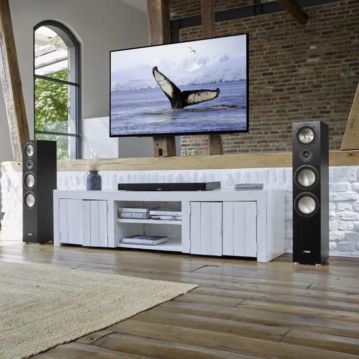Canton Smart Sounddeck 100 в системе домашнего кинотеатра с напольными колонками по обе стороны телевизора