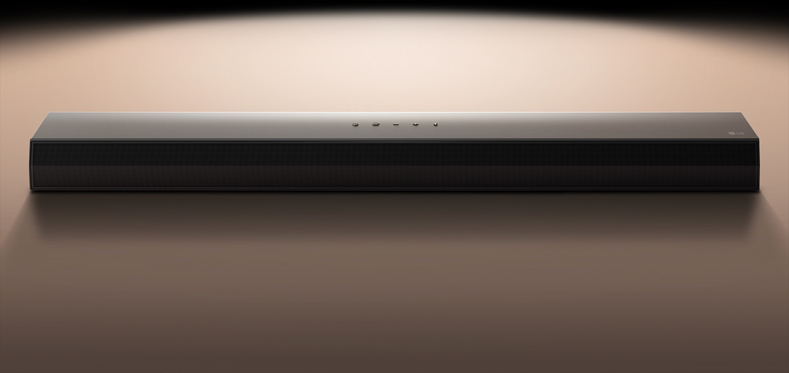 LG S60T звуковая панель вид спереди на чёрном фоне горизонтальный минималистичный дизайн