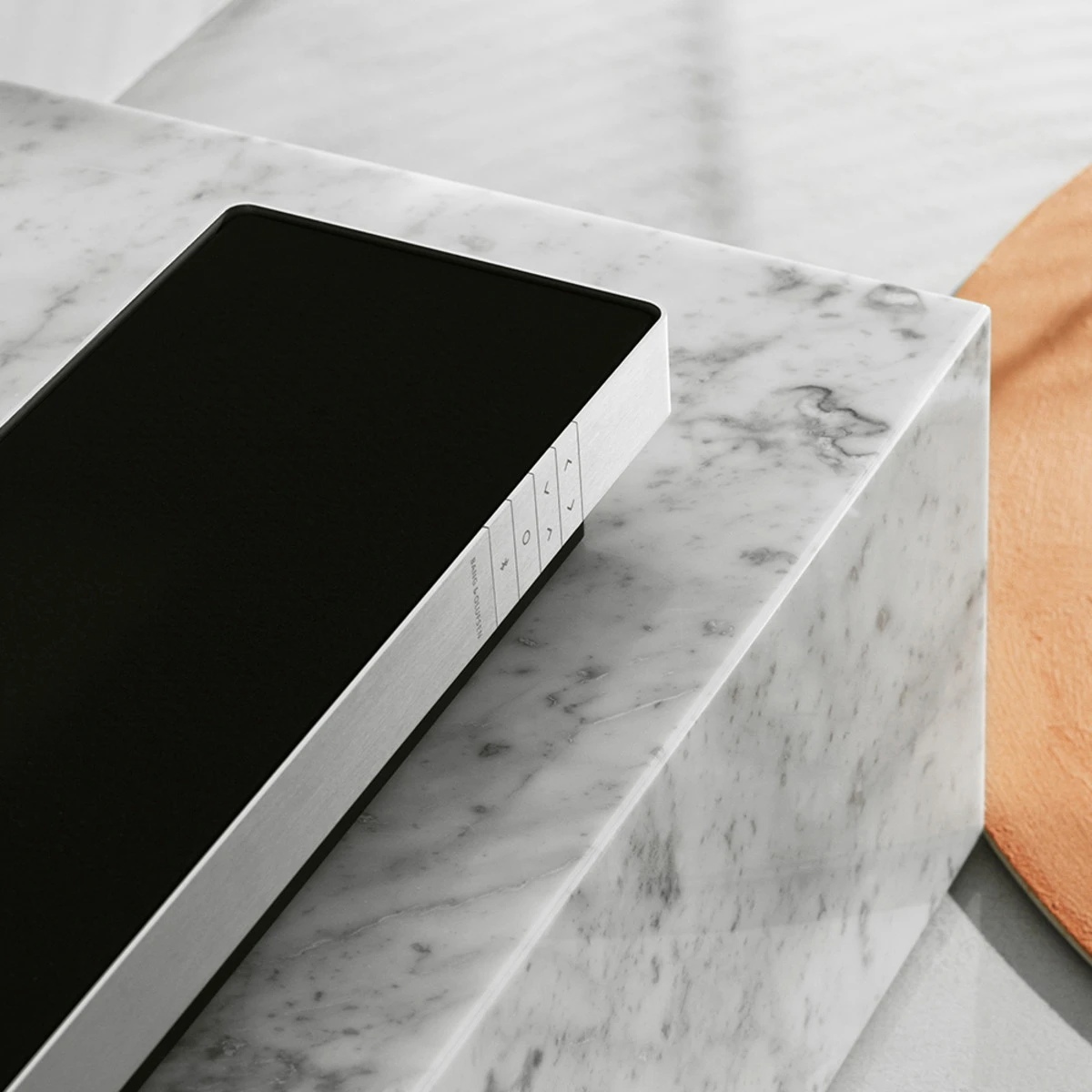Bang & Olufsen Beosound Stage — вид спереди, подключение HDMI ARC