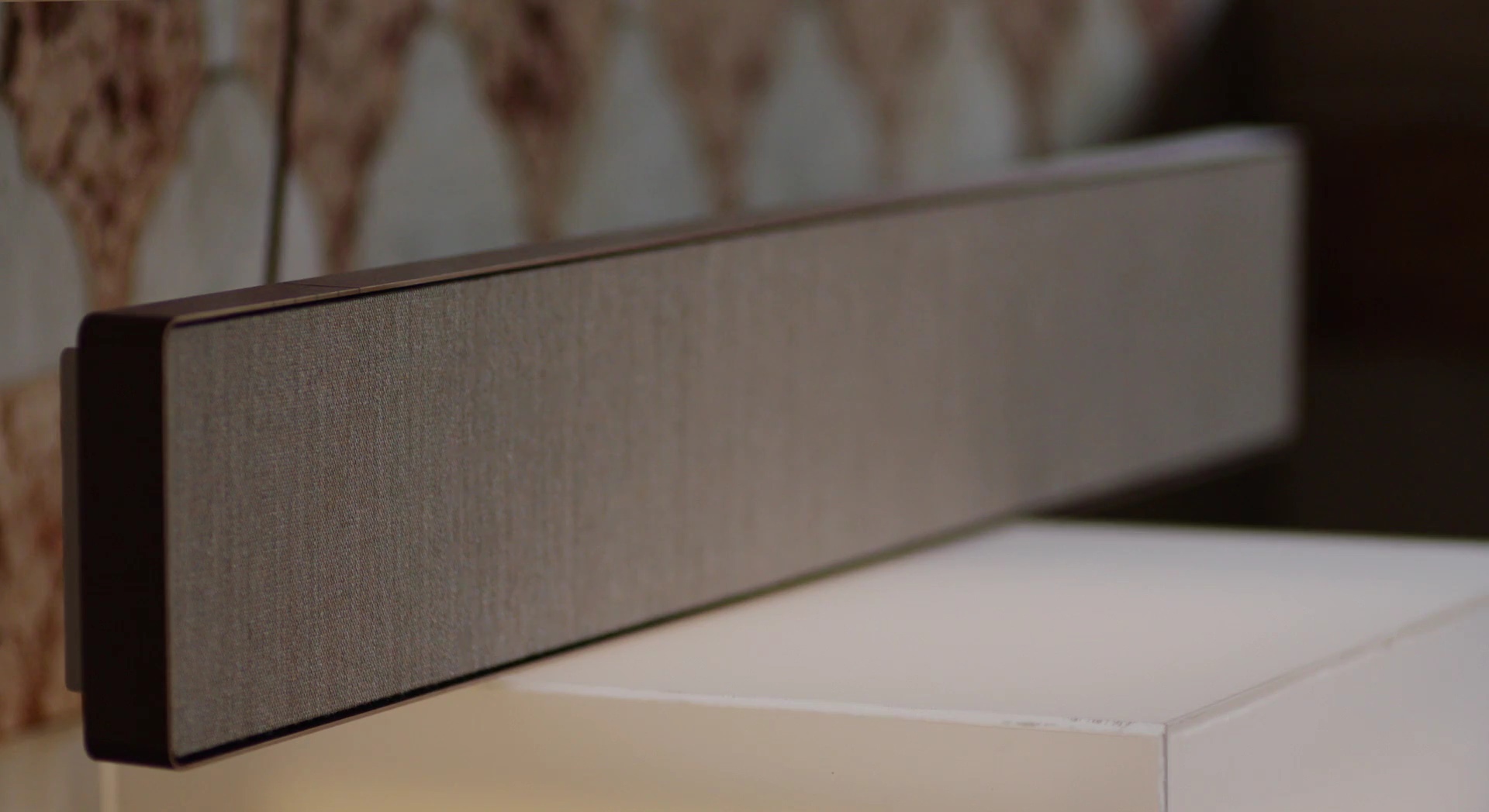 Bang Olufsen Beosound Stage Bronze Tone Warm Taupe боковой профиль тонкий корпус с тканевой панелью