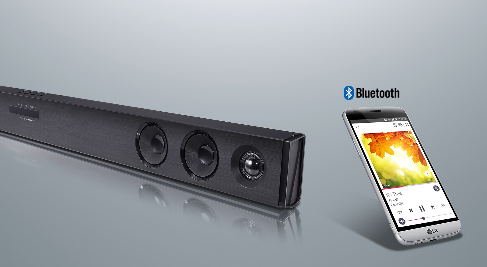 LG SQC2 Bluetooth подключение — саундбар рядом со смартфоном с воспроизведением музыки