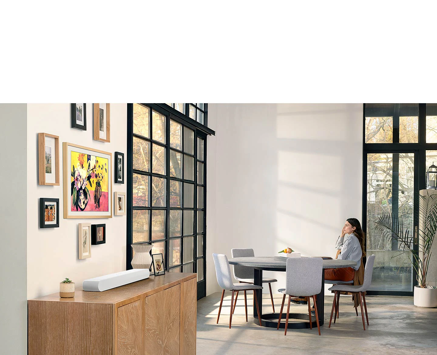 Samsung HW-S61B White установлен на тумбе в гостиной — дизайн все-в-одном вписывается в интерьер
