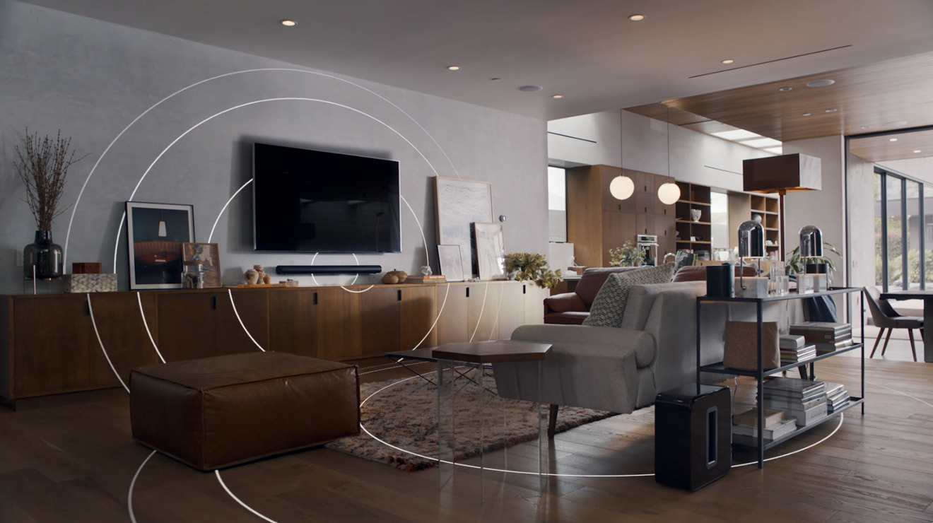 Sonos Arc Black в современной гостиной с кожаным диваном — интеграция в премиум-интерьер