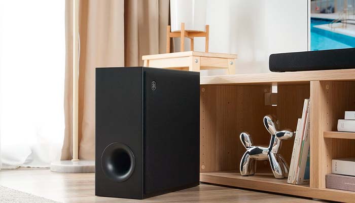Yamaha True X SR-X50A беспроводной сабвуфер в интерьере гостиной рядом с телевизором