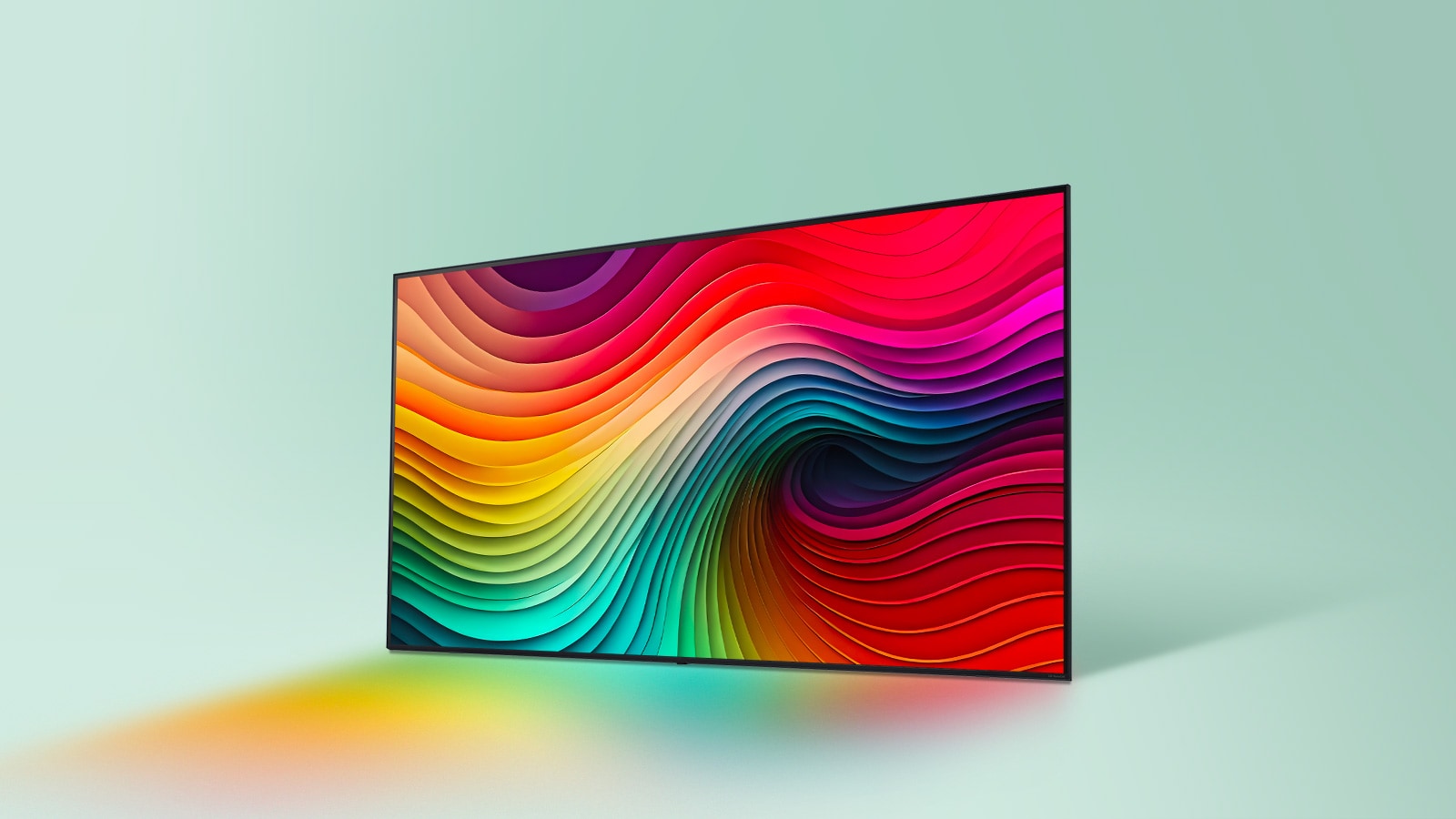 На телевизоре LG&nbsp;NanoCell отображаются текстуры переливающихся радужных цветов.